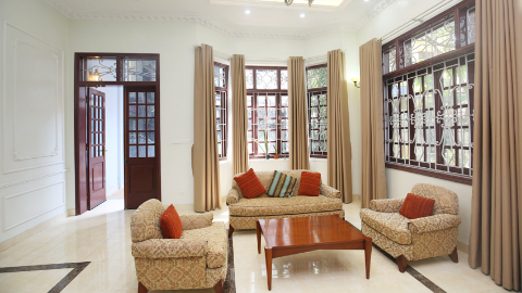 Corner House for rent in Tay Ho, 05 bedrooms with yard and quality