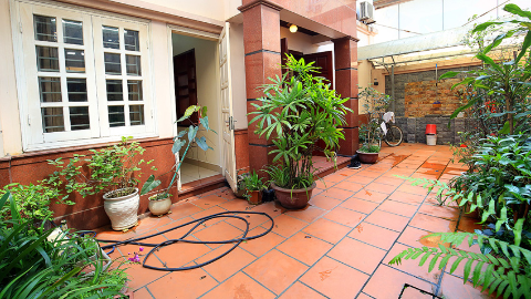 Nice front Yard 05 bedroom house for rent in Tay Ho