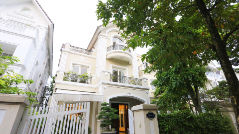 Modern spacious 4 bedroom Villa in Vinhomes Riverside for rent