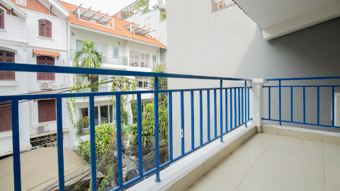 Delightful 3 bedroom house with a count yard near Syrena Center for rent