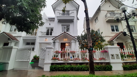 Modern style 04 bedroom villa with Garden and Riverview for rent in Vinhomesriverside