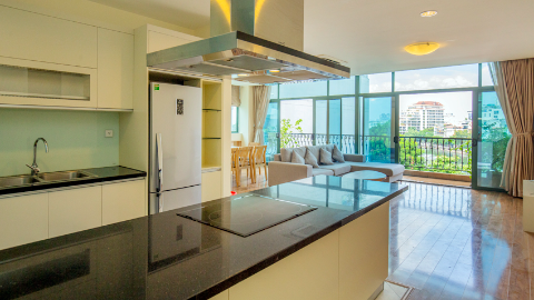 Serviced lake view 3 bedroom apartment in Truc Bach for rent