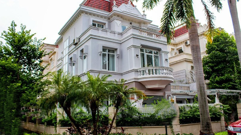 Front yard with garden 04 bedroom Villa for rent in T block Ciputra