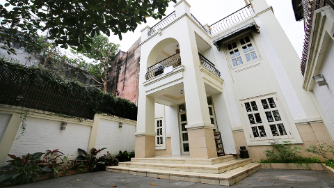 Big front yard with gorgeous 04 bedroom house in Tu Hoa, quang An for rent