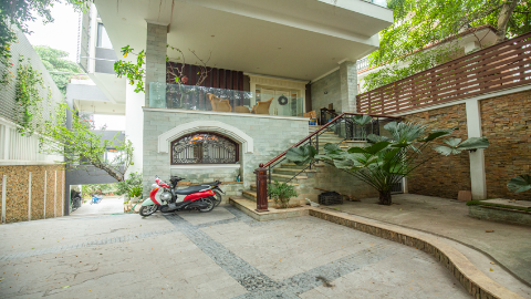 Big front court yard  and ourdoor space 05 bedroom Villa for rent in Tay Ho