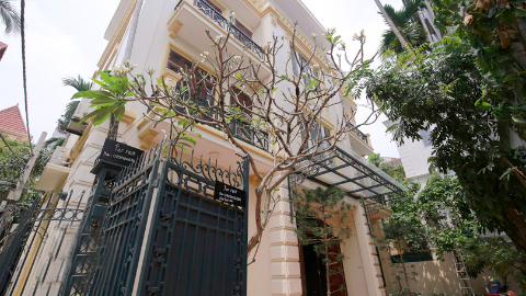 Court yard tranquil 4 bedroom house in Tay Ho for rent