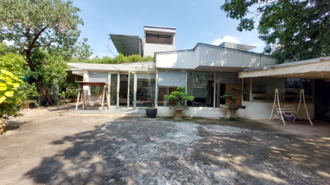 Big garden and front yard 02 bedroom house for rent in Tay Ho, West lake, Ha noi