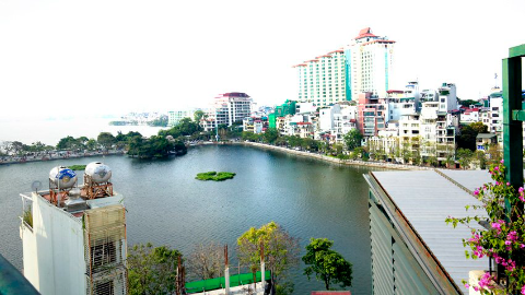 Balcony lakeview 3 bedroom apartment in Truc Bach for rent