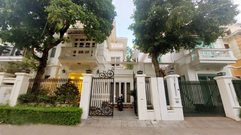 Garden with back yard 04 bedroom house for rent at C Block Ciputra