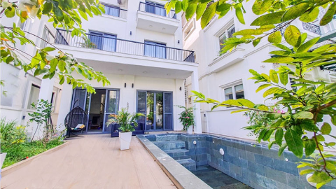 Wonderful swimming pool with garden 04 bedroom house for rent in Vinhomes Riverside