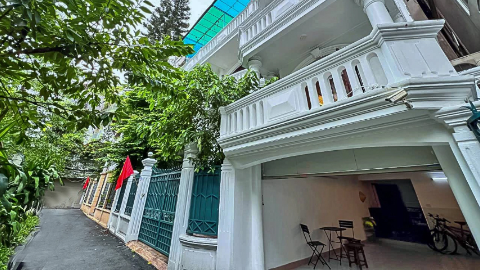 Nice yard with outdoor 03 bedroom house for rent in Tay Ho West lake