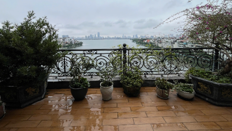 Big terrace with stunning lakeview 03 bedroom apartment for rent in Tay Ho West lake