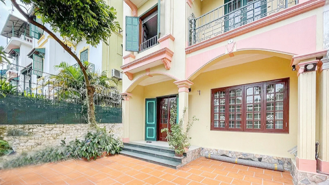 Garden with front yard 04 bedroom house for rent in Tay Ho West lake