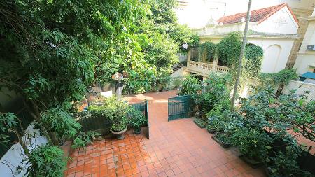 Yard House 4 bedrooms for rent in To Ngoc Van, Hanoi