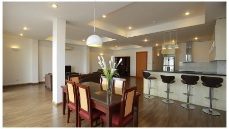 Westlake screen 3 bedroom apartment in Xuan Dieu for rent