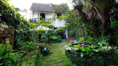 Garden house 3 bedroom with big front yard in Tay Ho for rent
