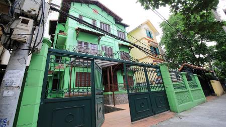 Yard house for rent in Tay Ho, 04 bedroom & 04 bathroom in To Ngoc van