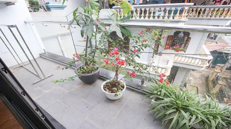Bright 01 bedroom apartment for rent in Tay Ho, balcony