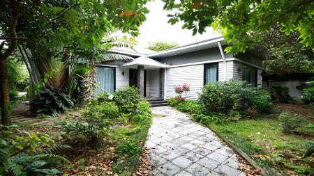Modern villa with garden for rent in Dang Thai Mai