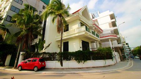 Lake view 4 bedroom house for rent in Tu Hoa, Westlake