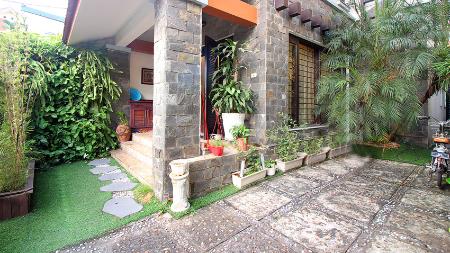 Yard house 03 bedroom in Lac Long Quan street for rent