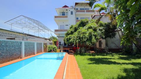 Swimming pool and garden, lake view villa for rent in Tay Ho, Modern Furniture
