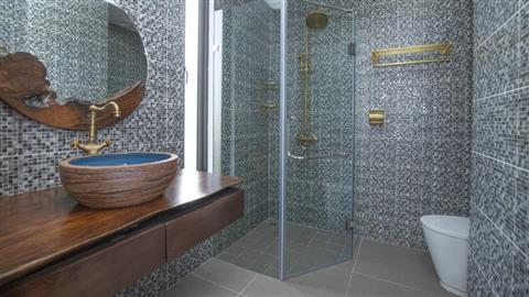 Bathroom ensuite bedroom 02